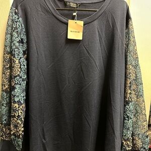 BloomChic Black Top with Blue and Tan Lace Sleeves size 18-20/ NWT 442